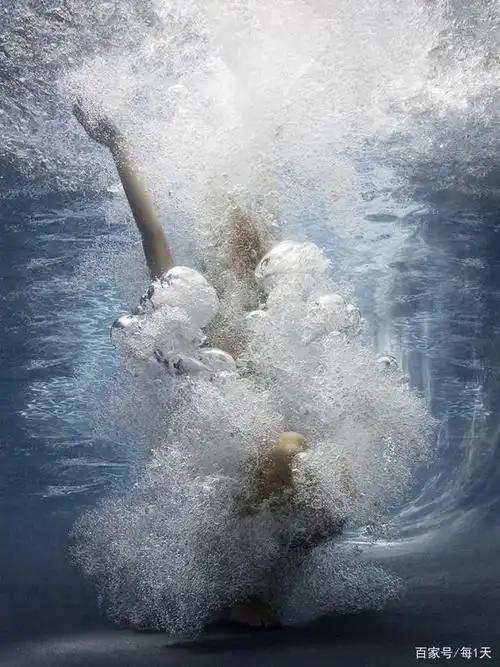 女摄影师把自家游泳池变影棚 专拍水下人像