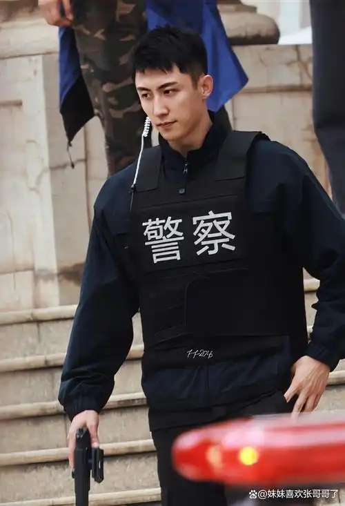 黄景瑜是一位备受关注的男演员,他在拍摄《他从火光中走来》时的表现