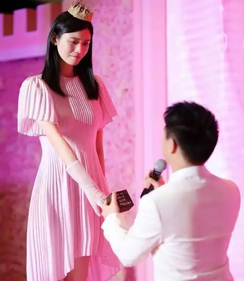 原创奚梦瑶35岁生日婆婆送亿元豪船下水仪式热闹非凡