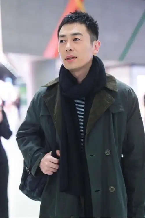 朱亚文现身机场,穿翻领大衣有男人味,留毛寸发型颜值也好看