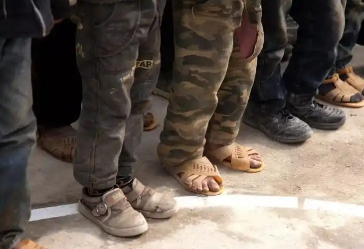 走山路上学.有些孩子还穿着夏天的凉鞋,冬天来了,广西巴马仁屯小学.