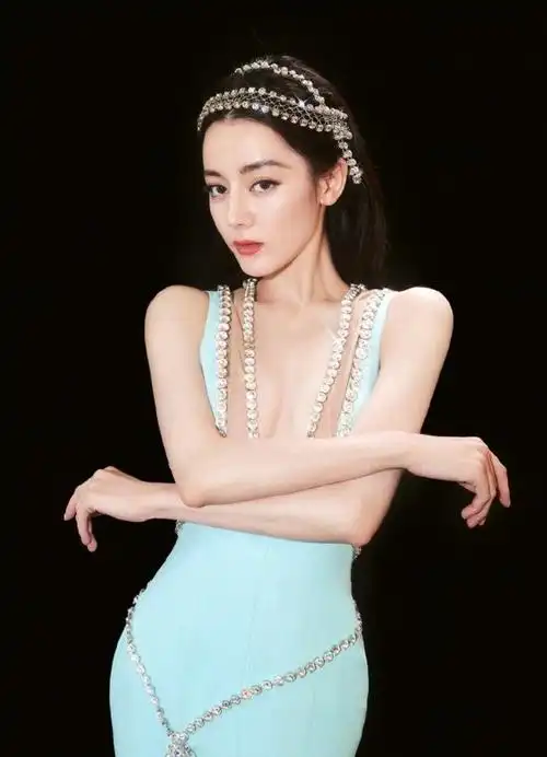 迪丽热巴亮相芭莎红毯被赞是刚出水的美人鱼4