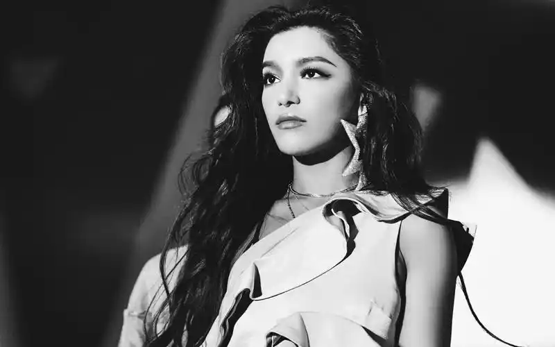 【唱跳女歌手的抒情时间】江映蓉《再多一天》重庆首唱 饭拍版_哔哩