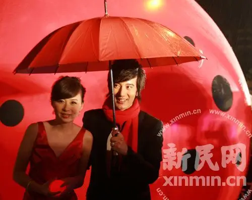 周瑾 蒲巴甲携手亮相bobo组合走上红毯秦岚性感亮相范文芳(左) 段弈宏