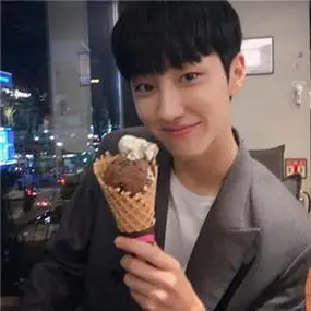 爱笑阳光的男生头像