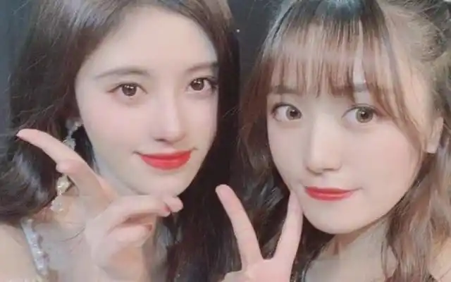 鞠婧祎晒闺蜜合照,全网都盯着左边女生看,看来千年美女该让位了