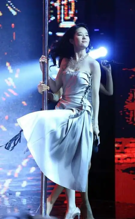 刘亦菲跳女团舞,看江一燕的表情,就知道刘亦菲跳舞有多惊艳了