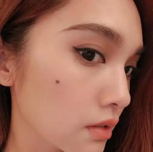 配文:今天眼线有点长~照片中的杨丞琳化着精致上挑的眼线,侧脸出镜看