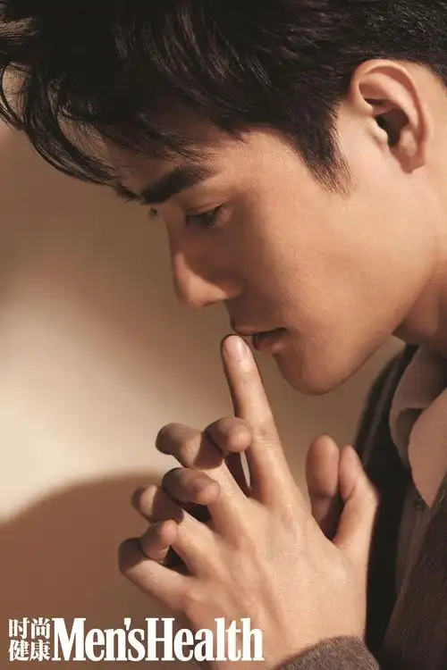 王凯最新时尚大片释出 光晕流转间尽显岁月温柔