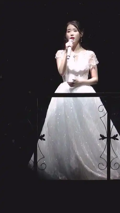iu穿着婚纱出现在演唱会,底下的男粉丝都看红了眼!