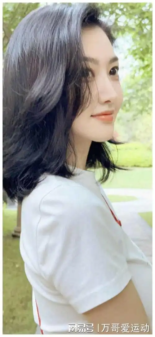 舆论后景甜新照爆出,初夏淡雅妆容甜美又清新!|发型|轻妆_网易订阅