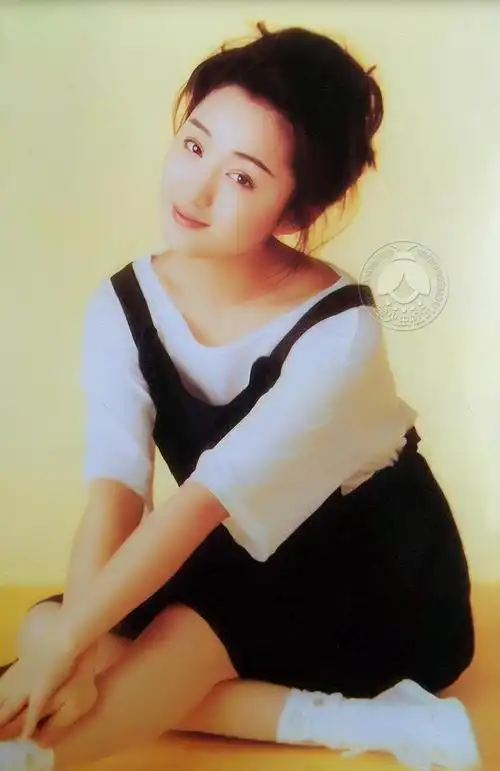 杨钰莹少女时期一组青涩旧照,长得好清纯,穿背带裙的样子真好看