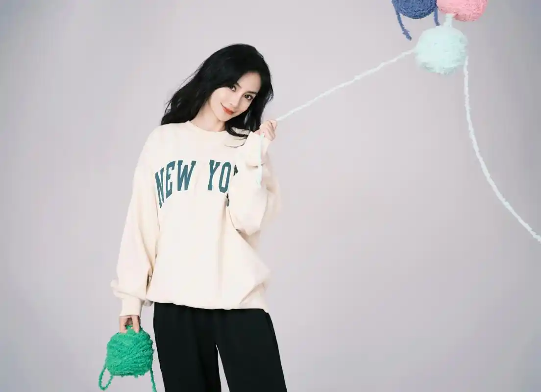 angelababy玩个毛线童趣生日写真