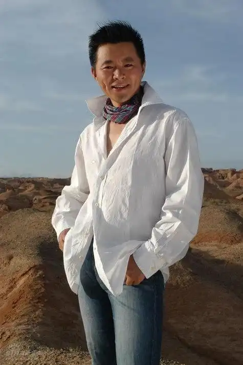 回顾歌唱家王宏伟60后娶80后才女妻子和妈妈情同母女