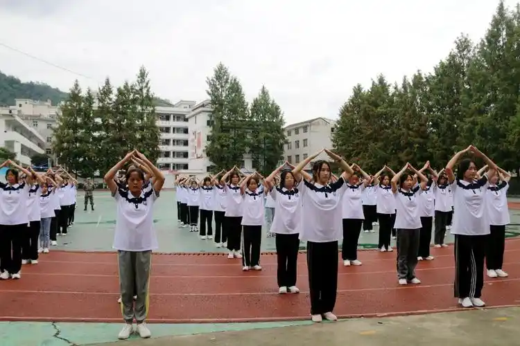安康市汉滨区大河中学举行2022级高一新生国防教育结业仪式_义务教育