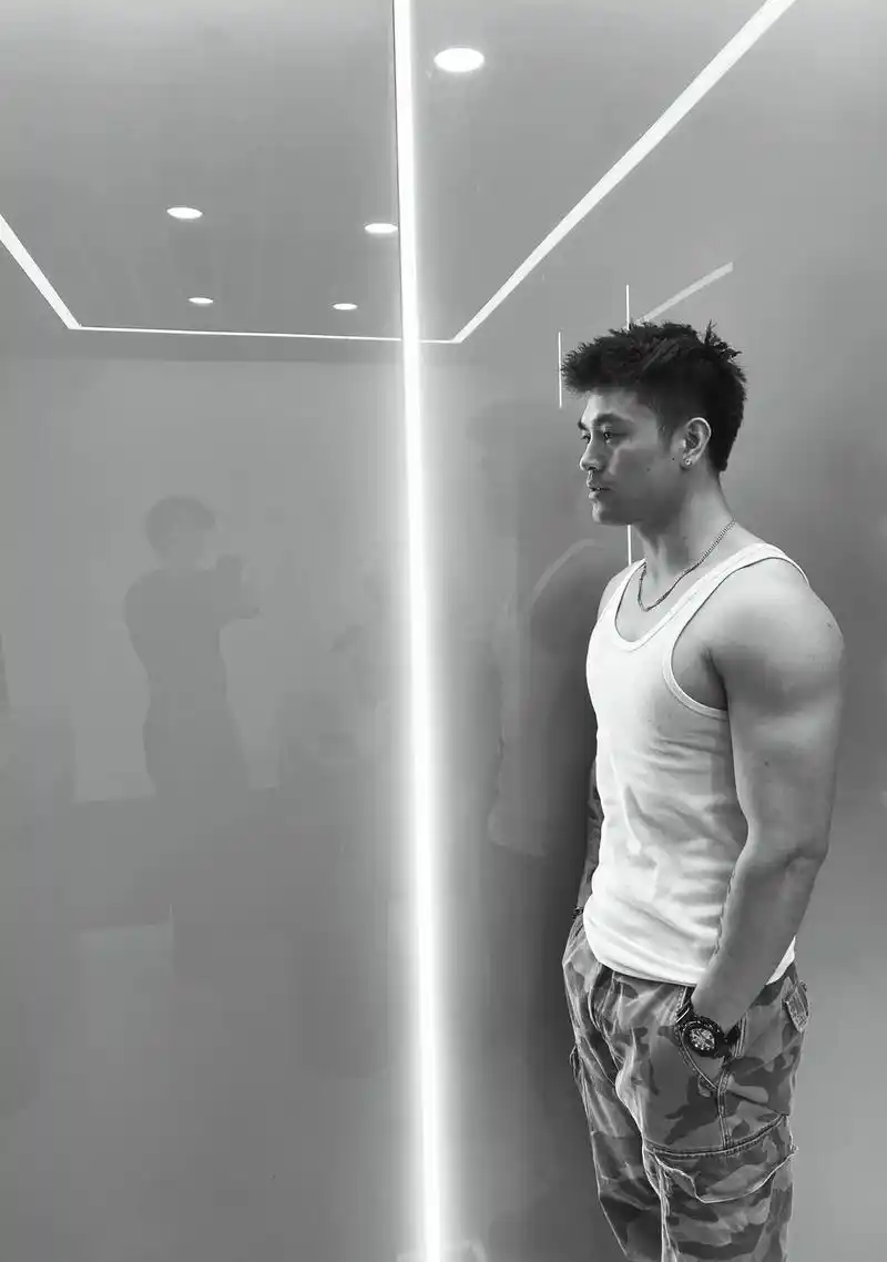 纯白美式背心绝配肌肉男