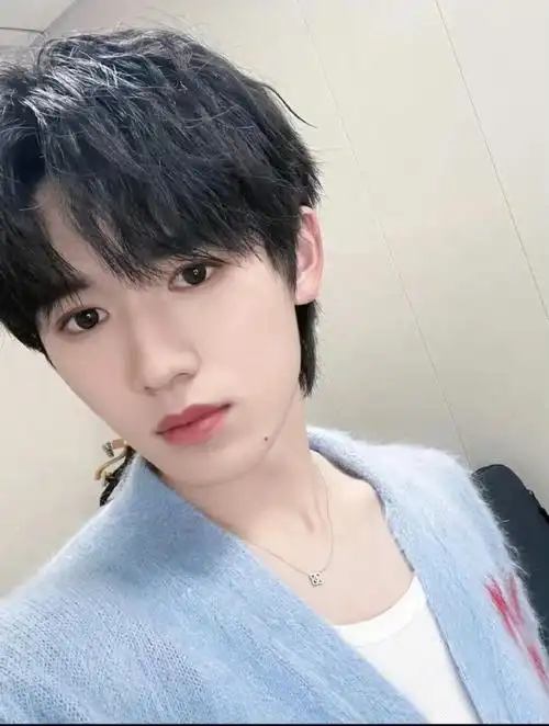 宋亚轩最新怼脸自拍#宋亚轩生日写真花絮图掉落,笑容依旧很有感圈力