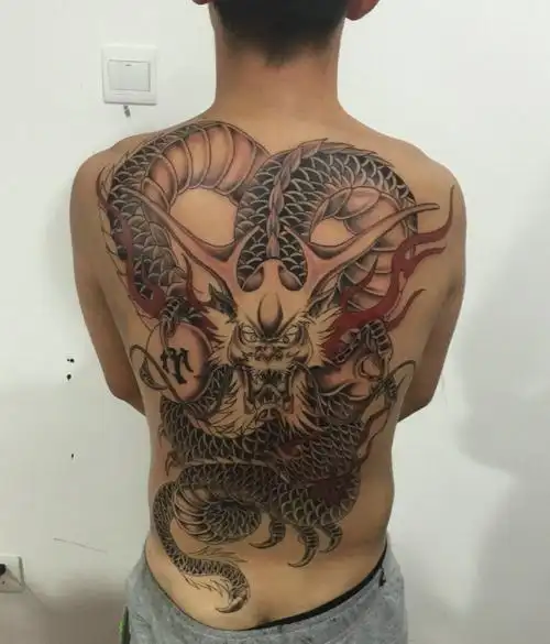 永不淘汰的满背传统邪龙纹身图案