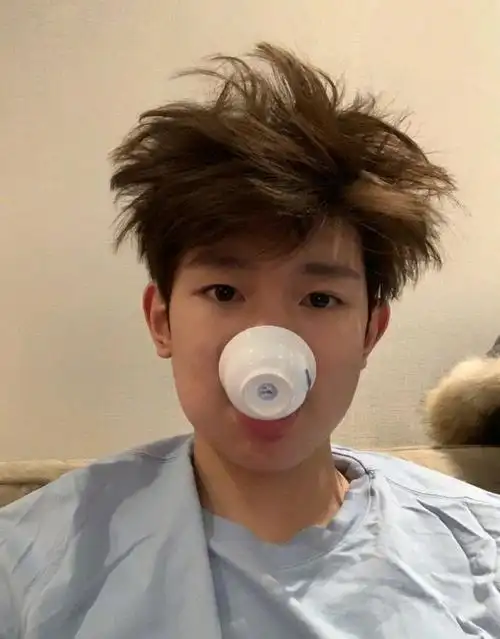 请问王源是在cos小猪佩奇吗,嗯哼,还有这刚刚起床的发型也是不要太