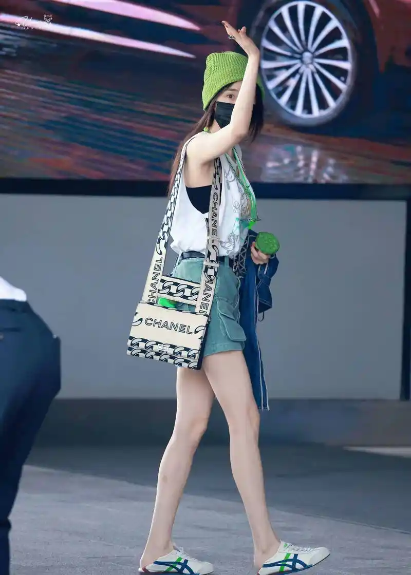 原创杨幂不愧是街拍的神!穿短袖戴绿帽子素颜惊艳机场,大长腿太辣了_