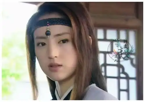 剧中董璇饰演的上官燕,不知是多少人心目中的完美女神,略施粉黛,倾国