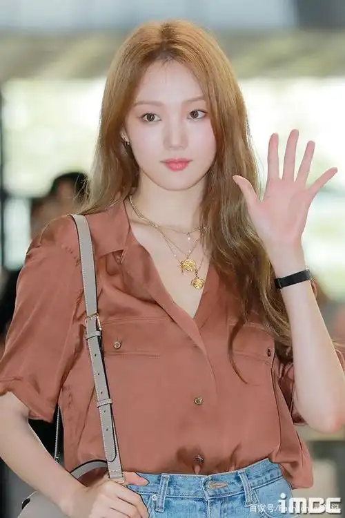 "长腿女神"李圣经曝新海报图,精灵般长相,衣品吸睛指数满分!