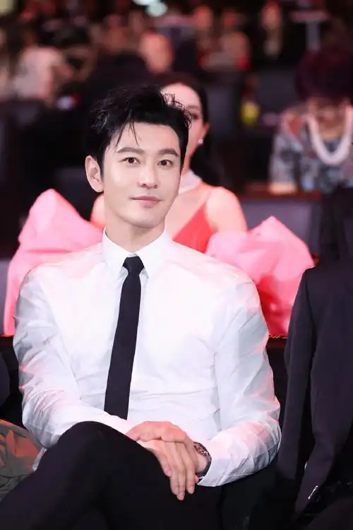 黄晓明赴约2022#微博之夜#,见证点滴星光汇聚,分享心底的热爱与力 ..