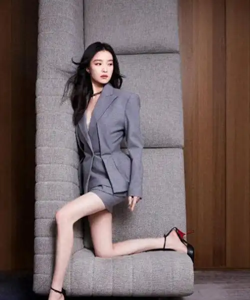 从"谋女郎"蜕变成一线女星,倪妮西服套装干净利落,时尚感爆表|西装