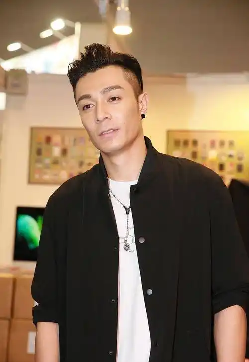 周柏豪打扮也是非常的时尚帅气