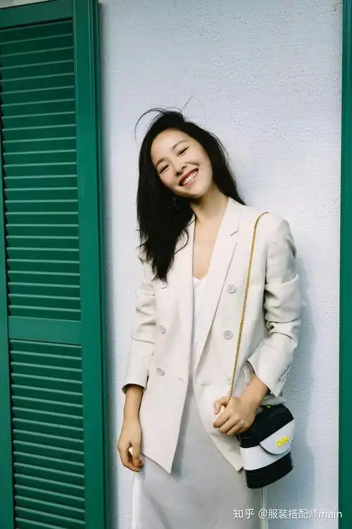 36岁江一燕西装混搭连衣裙头顶礼帽优雅又文艺初秋穿搭不再愁
