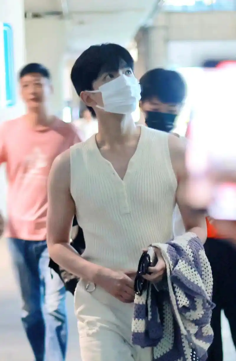 杨洋的身材真是一绝呀#杨洋你尽管秀