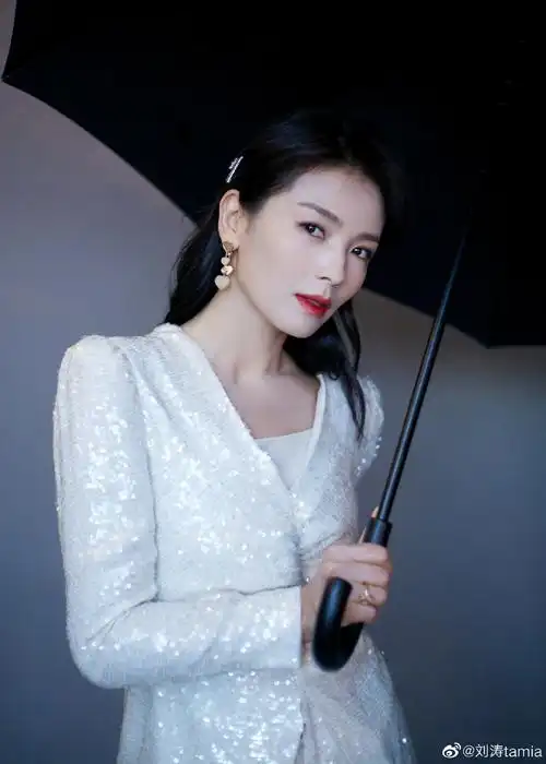 2020-11-13 06:53 近日,刘涛的一组写真曝光,她穿西服套装优雅干练