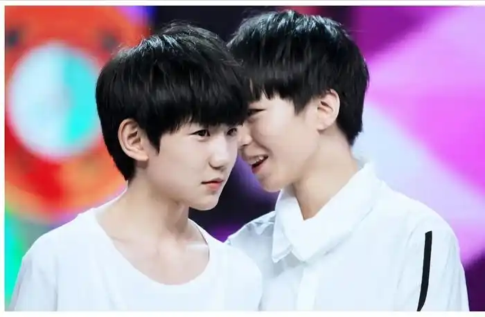 谁能给我发一个王俊凯或王源图片越多越好.