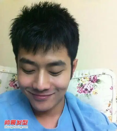 鹅蛋脸帅哥短发碎发最迷人 黑色短发帅哥刘洪涛私照