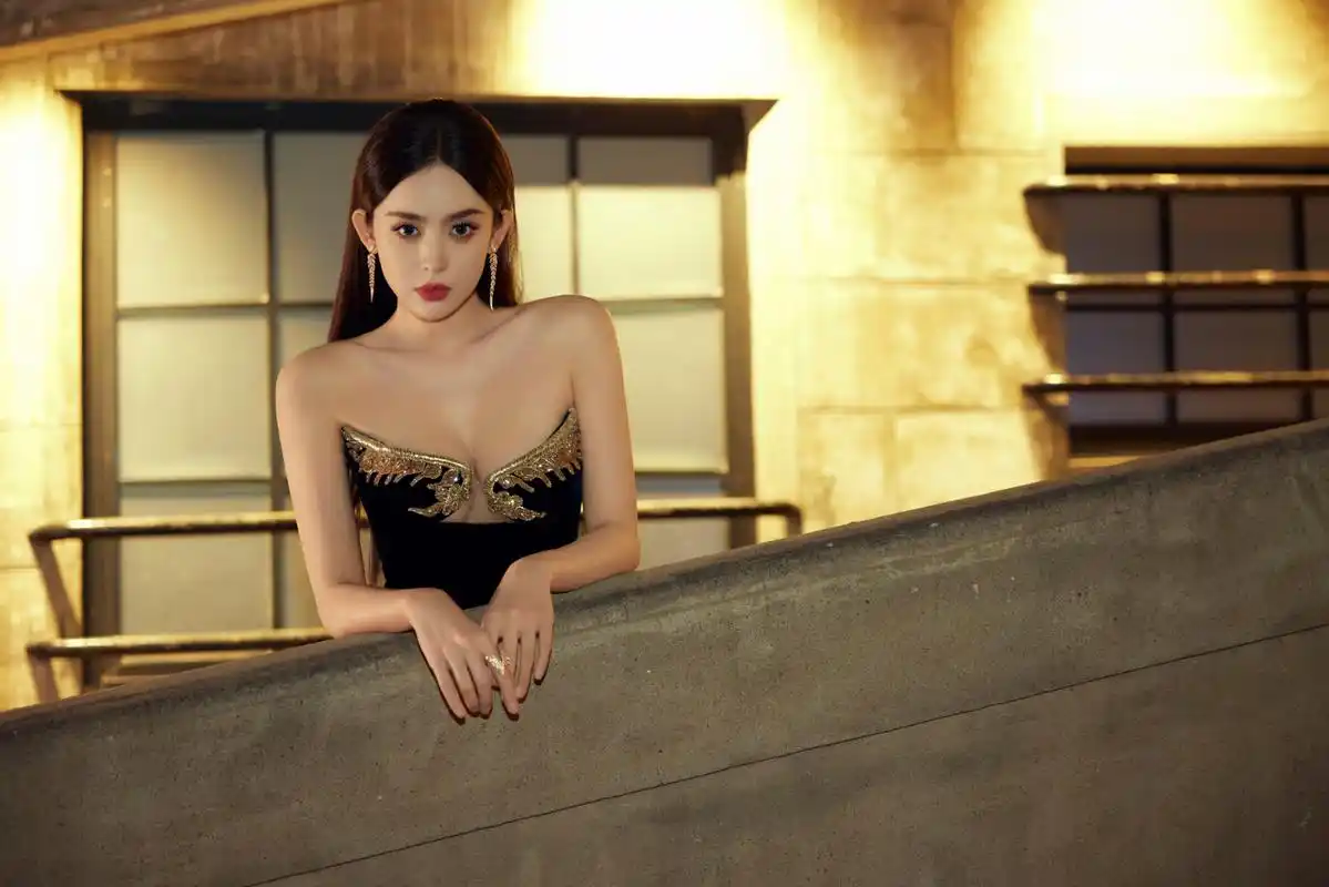 古力娜扎,一身黑金礼服裙,流光溢彩,神秘高贵,风情万种,华丽性感