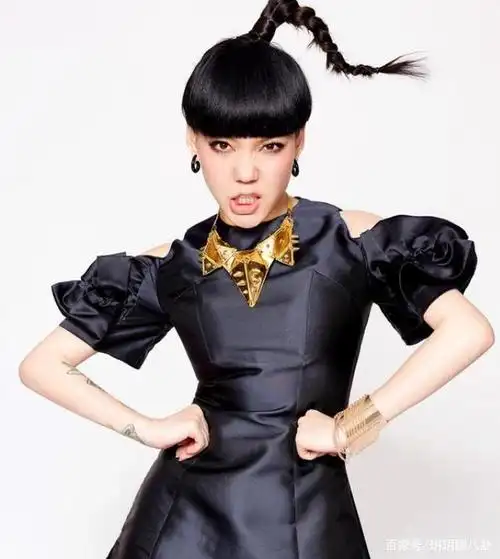 吴莫愁现身小县城,穿着土气依旧齐刘海,像过路人一样