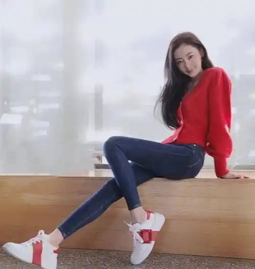 张天爱的"帐篷蹲"火了,双腿都拢进裙摆里,体重过百别尝试_牛仔裤_蓝色