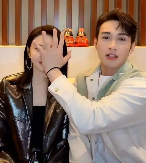 原创景甜和张彬彬直播有点尴尬默契度不高景甜更显主动