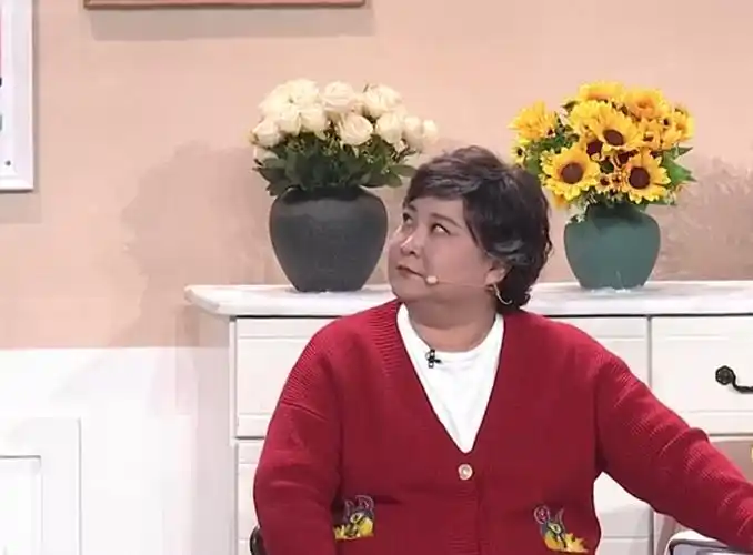 贾玲小品口碑差强人意,全是谐音梗,张小斐湖绿色外套意外火了