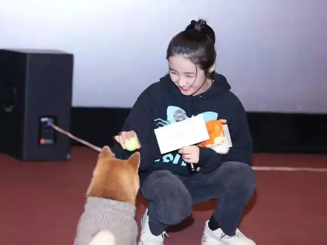 小h探班张子枫 亮相《宠爱》发布会