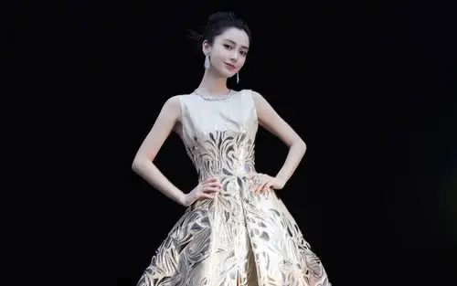 angelababy花瓣裙优雅高清桌面壁纸