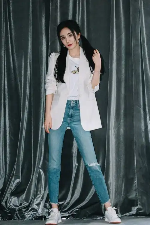 杨幂扎双马尾灵动俏皮穿黄t叠搭宽松短袖时尚减龄