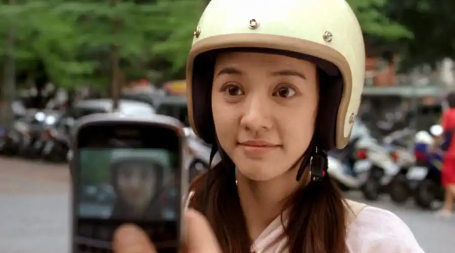 一路走来,陈意涵也有过不少露水情缘,但是在2018年,她情定台湾导演