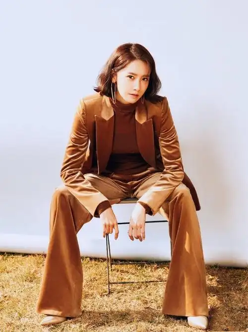 林允儿出席活动,穿西装配拖鞋真时髦,网友:颜高任性!