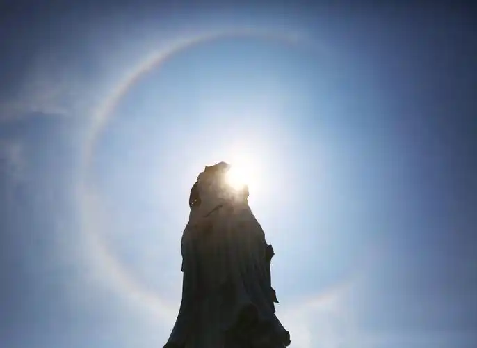 三亚南山:春分日晕景观 如"佛光"绚丽迷人