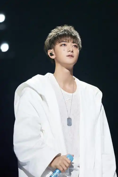 黄子韬最新路透来袭,主打就是一个颜值回春,这小子又帅回来,梦回exo