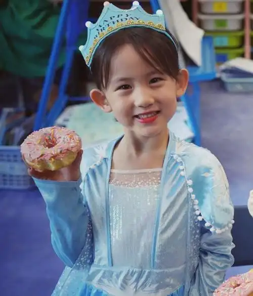 黄磊二女儿"整容式"长大!颜值反超姐姐,孙莉基因太强了