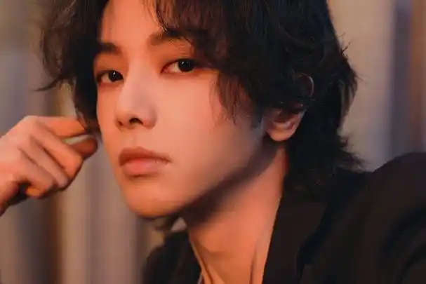 华晨宇说,从20岁到30岁,他始终觉得在跟自己对抗.