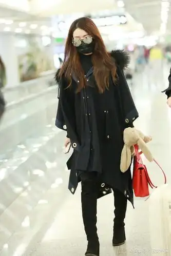 赵丽颖美得真精致,穿"斗篷"大衣配过膝长靴,尽显甜美可爱气质