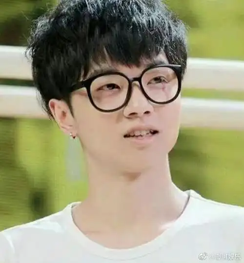 华晨宇晒live图庆祝出道九周年